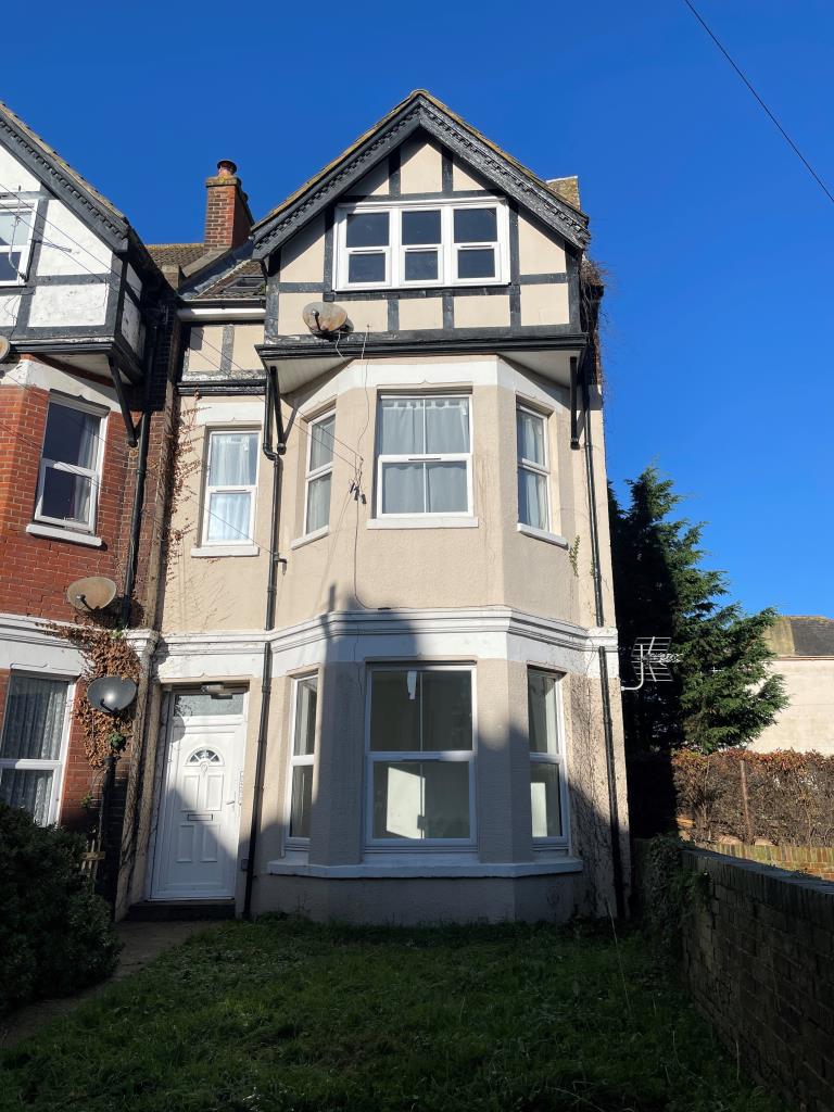 Lot: 125 - RECENTLY EXTENDED PROPERTY ARRANGED AS FIVE WELL PRESENTED FLATS - Three storey bay fronted house